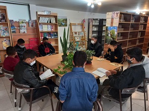 جمع خوانی کتاب چغک به مناسبت دهه مبارک فجر 1400 توسط دانش آموزان پایه نهم دبیرستان حاج کرمعلی مهدیان قصرچم