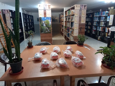 کمک مومنانه در دوران شیوع کرونا کتابخانه عمومی حاج کرمعلی مهدیان مارانی روستای قصرچم